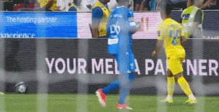 米乐游戏-C罗吃红牌，对裁判抬起拳头又放下，利雅得胜利出局