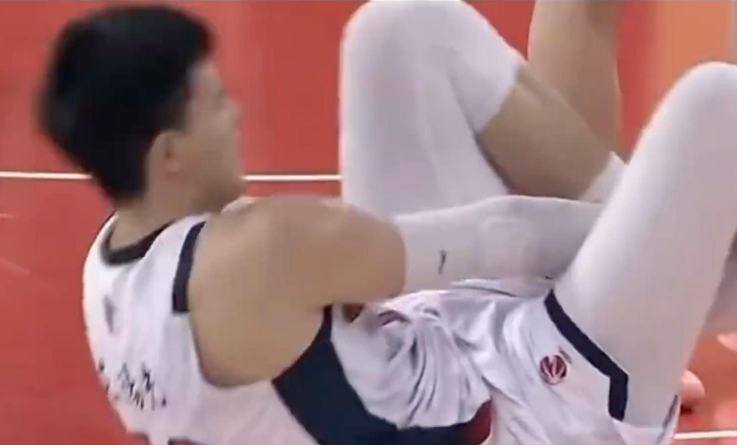 米乐游戏-脚踝扭伤，随队记者：焦泊乔问题不大，赛后还参加了新闻发布会