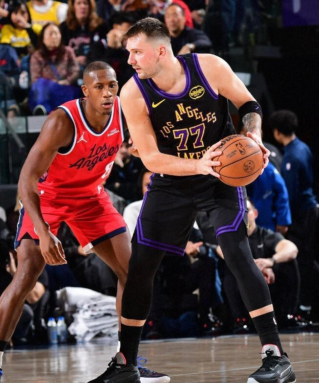 米乐游戏-逆转未果！东詹合砍55分难救主，洛城德比湖人104-112不敌快船